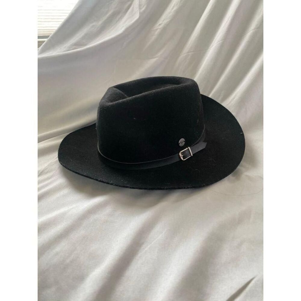 Stylish‎ black Roxy hat with leather buckle